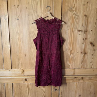 Vestito aderente in pizzo bordeaux