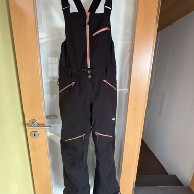 Salopette de ski noire avec zips roses