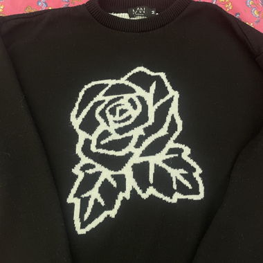 Schwarzer Strickpullover mit Rosenmotiv