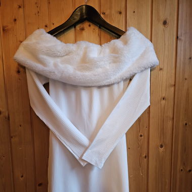 Short dress with loose front collar, faux fur