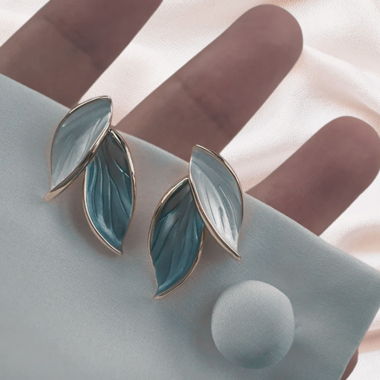 Blatt-Ohrstecker – Elegant in Blau & Weiß