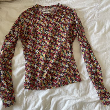 Top floreale trasparente con maniche lunghe
