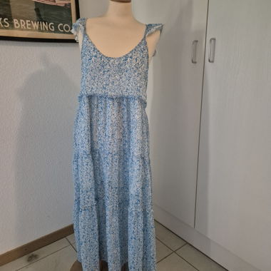 Abito estivo blu con volant