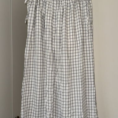 Jupe mi-longue à carreaux noirs UNIQLO blanc