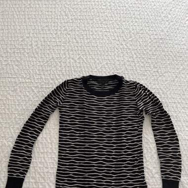 schwarz-weiss gestreifter Pullover