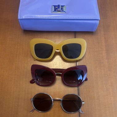 Frühlings-Sonnenbrillen-Set mit fliederfarbener Hülle