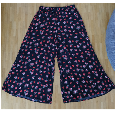 Stoffhose mit Rosenmuster