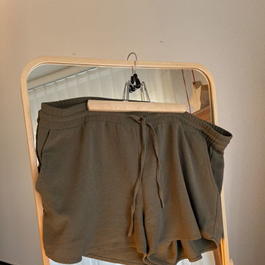 Stoffshorts olivgrün