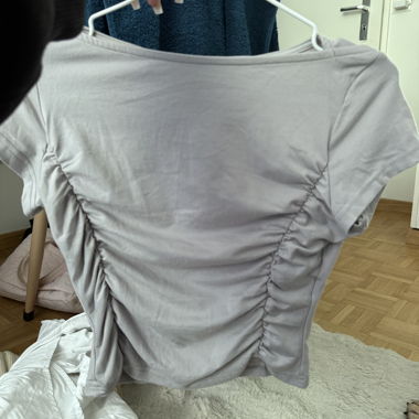 Top grigio arricciato