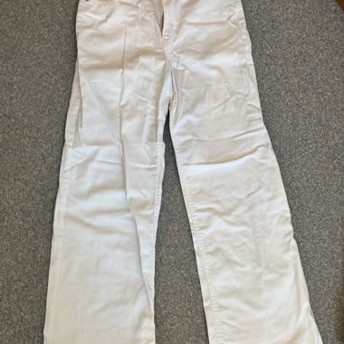 Weisse Jeans mit weitem Bein