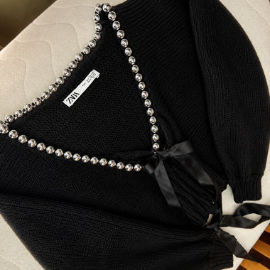 Schwarze Stricktasche mit Perlenkette