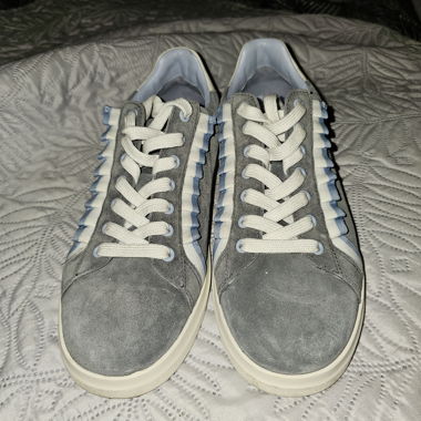 Sneakers Tory Burch con volant grigie e blu