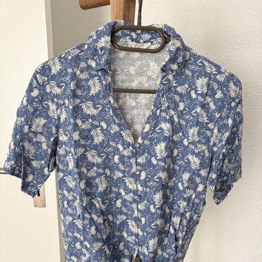 Bluse mit Blattmuster blau