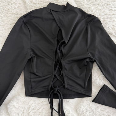 Top corto maniche lunghe nero con schiena allacciata