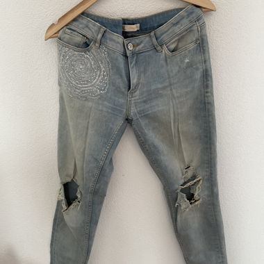 Jeans slim slavato con ricamo e strappi