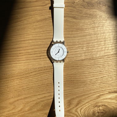 Weisse Swatch-Uhr