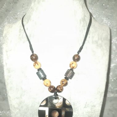 Collana etnica con pendente rotondo