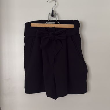 Short noir taille haute avec ceinture
