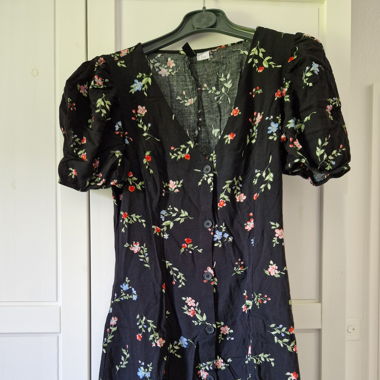 Schwarzes Kleid mit Blumenprint