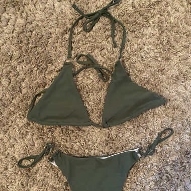 Grünes Bikini-Set