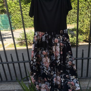 Schwarzes Kleid mit Blumenprint