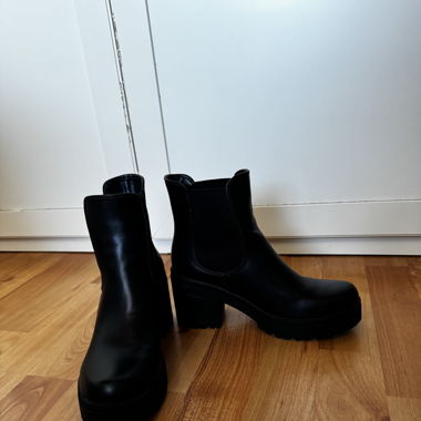 Bottines noires à petits talons