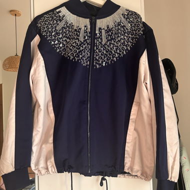 Bicolour-Reissverschlussjacke mit Perlenmuster