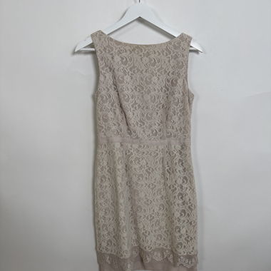 Robe en dentelle beige