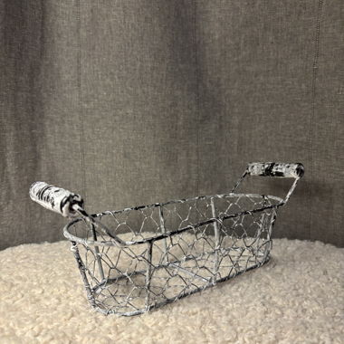 Wire basket with handles