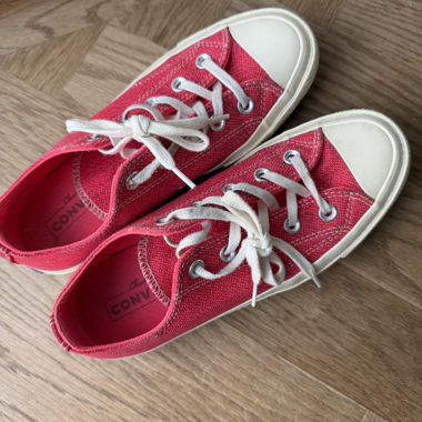 Pink Converse low