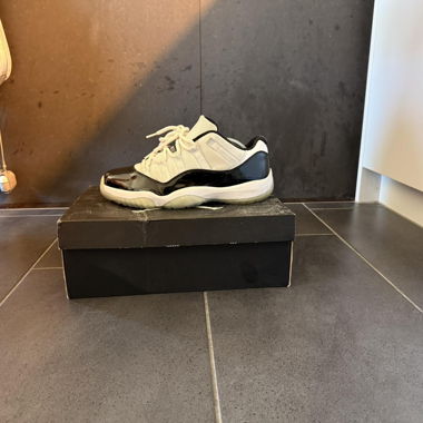 Jordan 11 Low concorde size 9.5