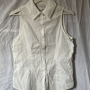 White sleeveless button shirt