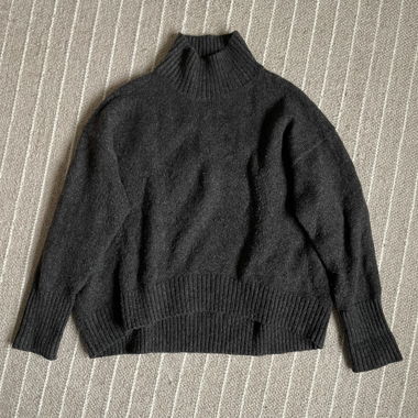 H&M dark grey mock-neck sweater M