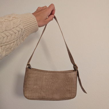 Borsa a tracolla beige effetto coccodrillo