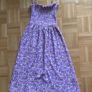 Violettes Kleid mit schmalen Trägern