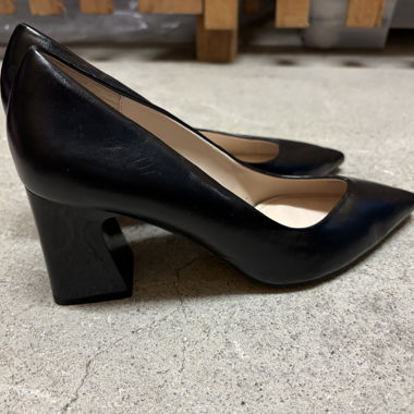 Spitze schwarze Pumps mit Blockabsatz Zara