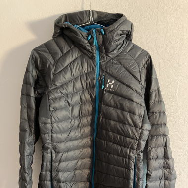 Leichte Daunenjacke in dunkelgrau