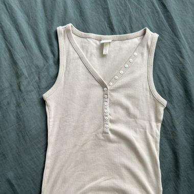 Beige top mit Knöpfen 