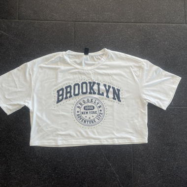weisses Crop Top mit dunkelblauem Schriftzug
