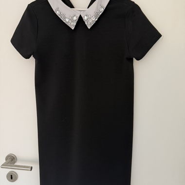 Abito nero con colletto bianco e strass