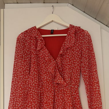 geblumtes rotes Kleid