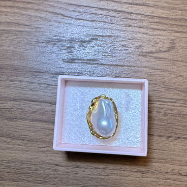 Anello dorato con pietra regolabile
