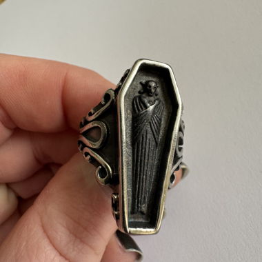 Bague cercueil argentée avec figurine
