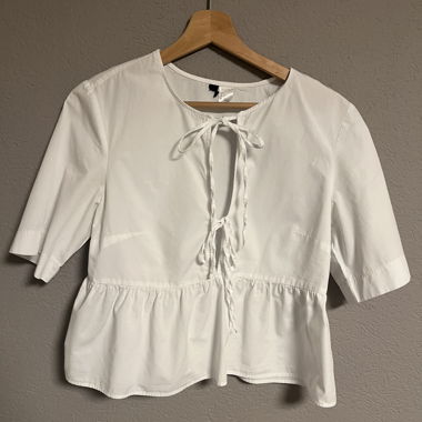 Weisse kurzärmelige Bluse mit Schnürung