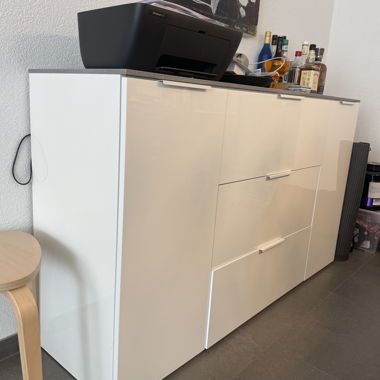 Credenza bianca con piano grigio
