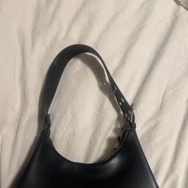 schwarze Schultertasche