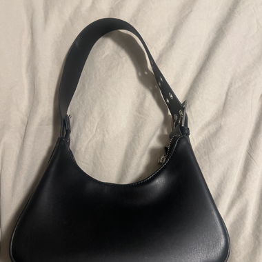 schwarze Schultertasche
