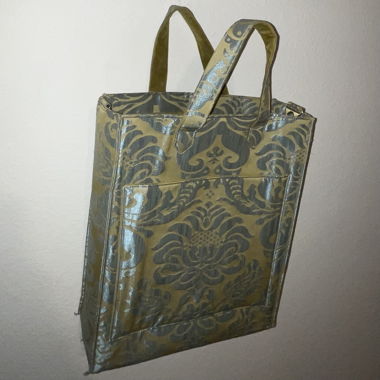 Samtige Handtasche – gross & farbig