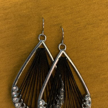 Elegante Hängerohringe in Schwarz und Silber