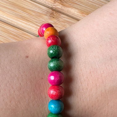 Bracciale con Perline di Legno Colorate
